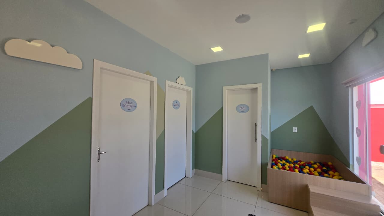 Área infantil com piscina de bolinhas