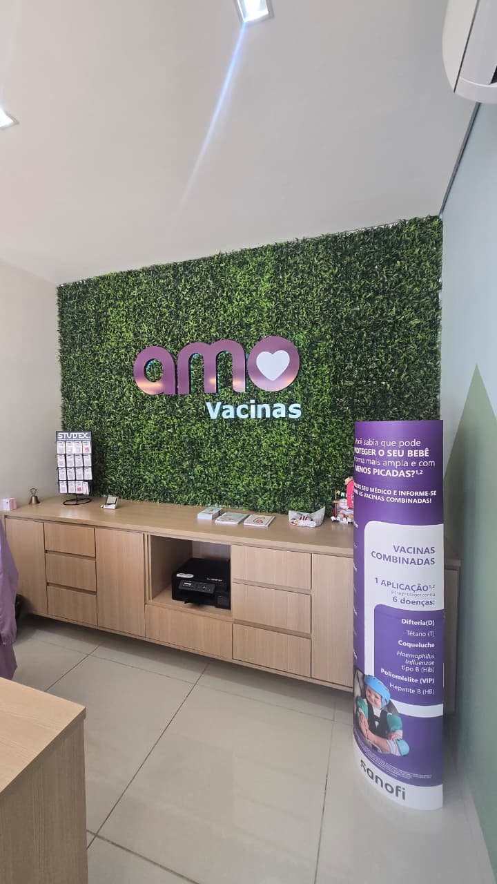 Painel com a marca Amo Vacinas